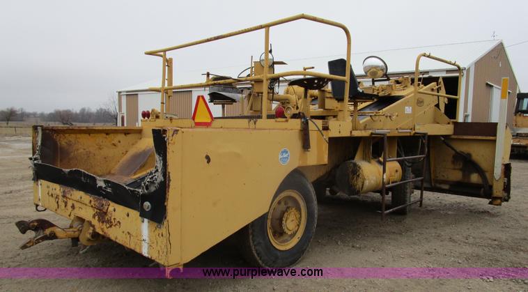 image for item D2381 1986 Etnyre chip spreader