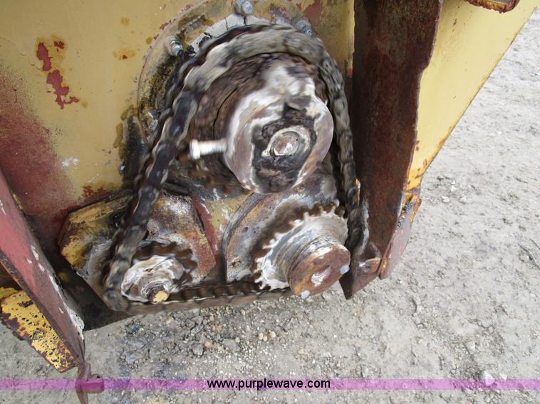 image for item D2381 1986 Etnyre chip spreader