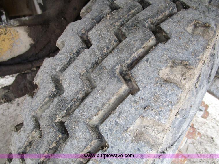 image for item D2381 1986 Etnyre chip spreader