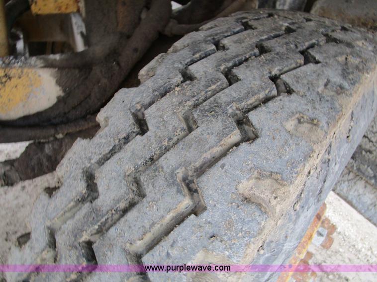 image for item D2381 1986 Etnyre chip spreader