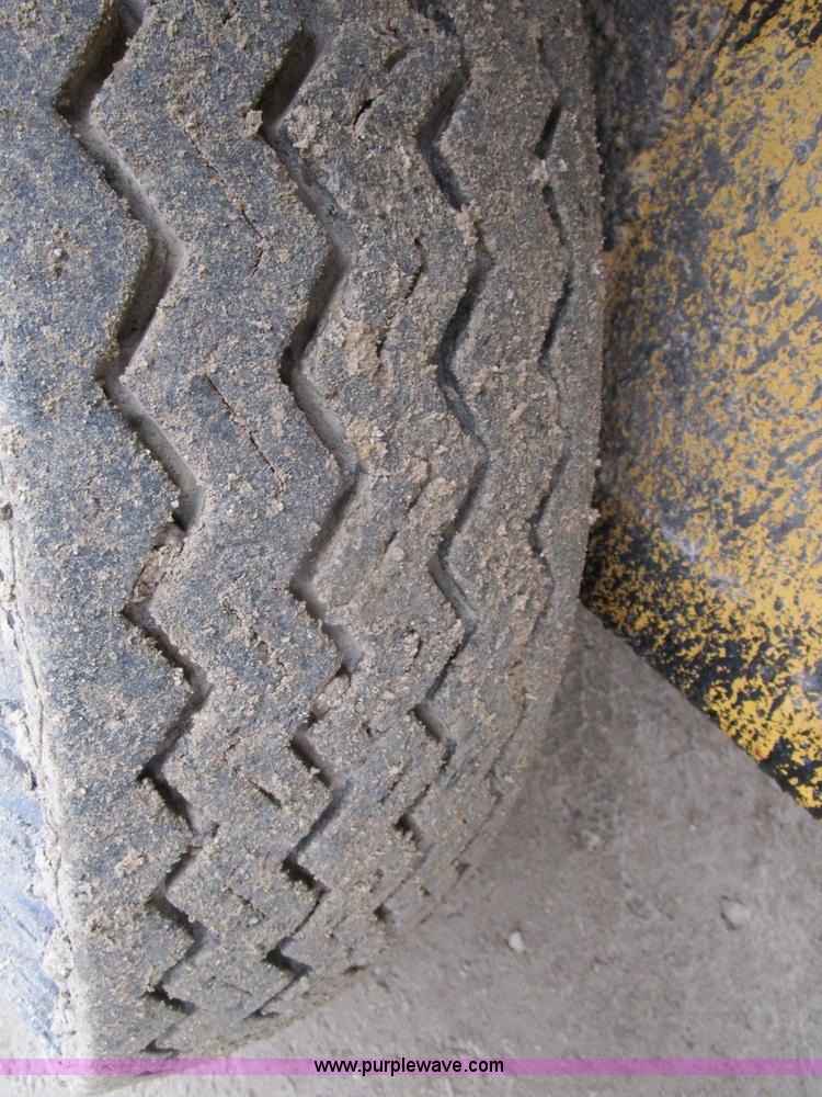 image for item D2381 1986 Etnyre chip spreader