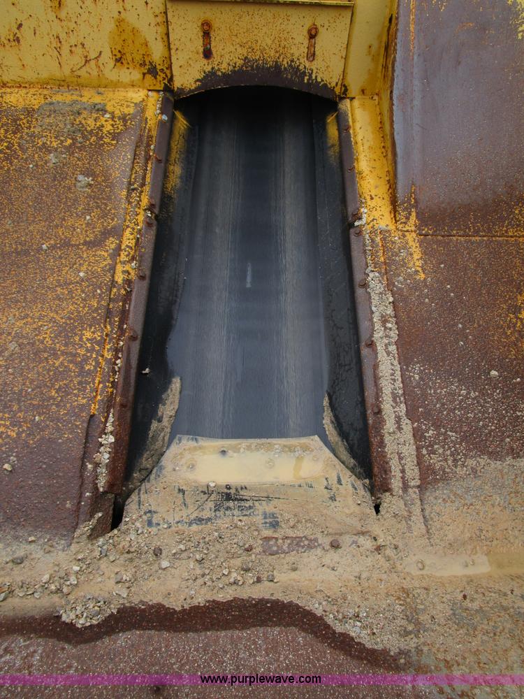 image for item D2381 1986 Etnyre chip spreader