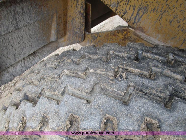 image for item D2381 1986 Etnyre chip spreader