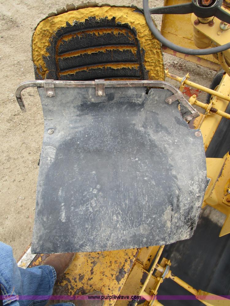 image for item D2381 1986 Etnyre chip spreader