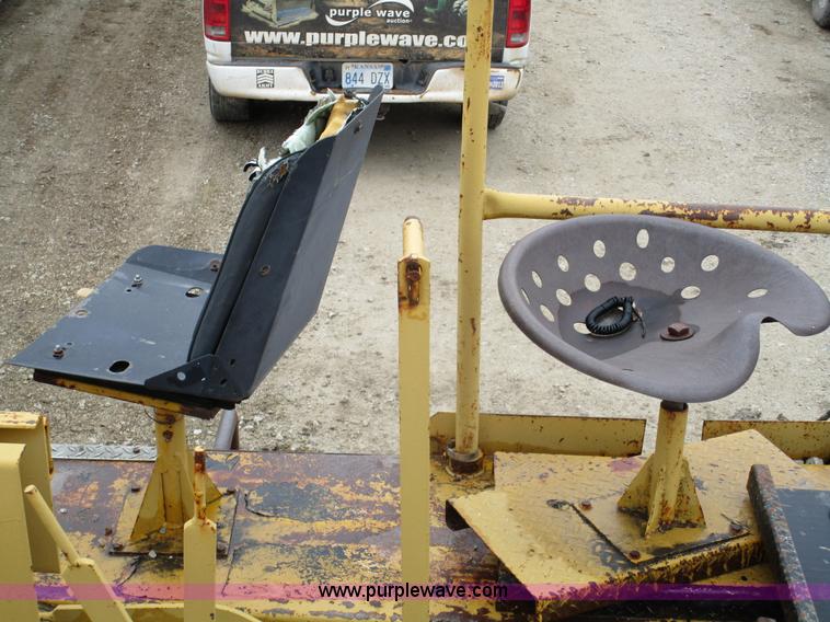 image for item D2381 1986 Etnyre chip spreader