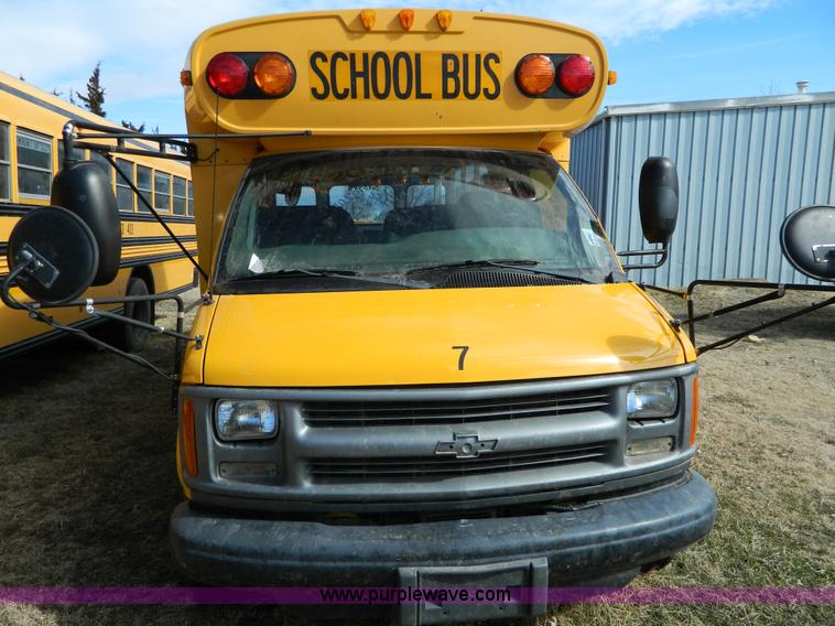 image for item D6113 2002 Chevrolet Express G3500 school bus