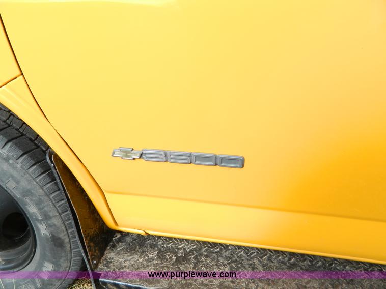 image for item D6113 2002 Chevrolet Express G3500 school bus