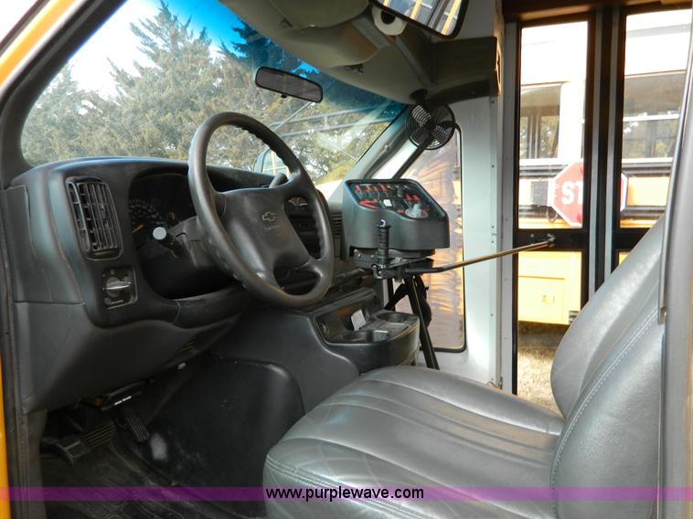 image for item D6113 2002 Chevrolet Express G3500 school bus