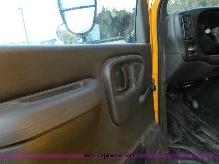 image for item D6113 2002 Chevrolet Express G3500 school bus