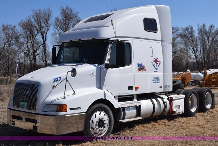 image for item E6279 2001 Volvo VNL semi truck