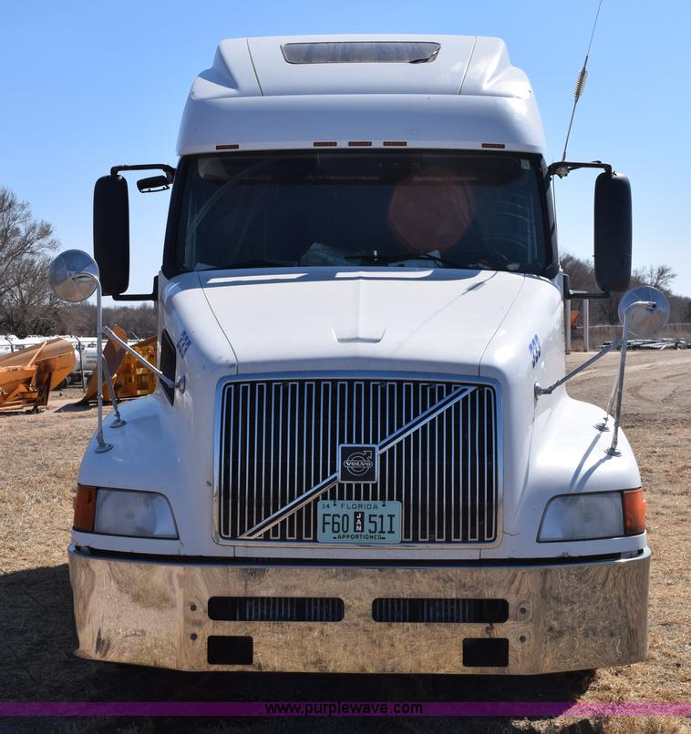 image for item E6279 2001 Volvo VNL semi truck