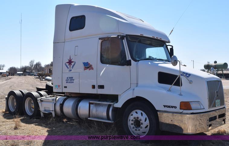 image for item E6279 2001 Volvo VNL semi truck