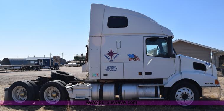 image for item E6279 2001 Volvo VNL semi truck