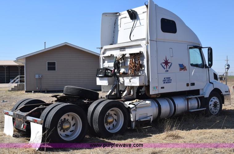 image for item E6279 2001 Volvo VNL semi truck