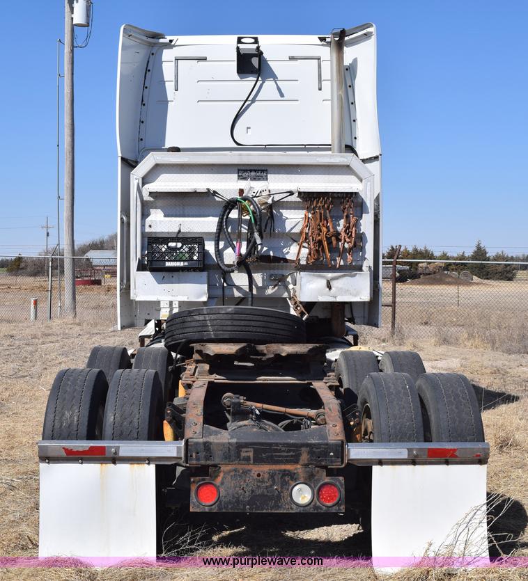 image for item E6279 2001 Volvo VNL semi truck