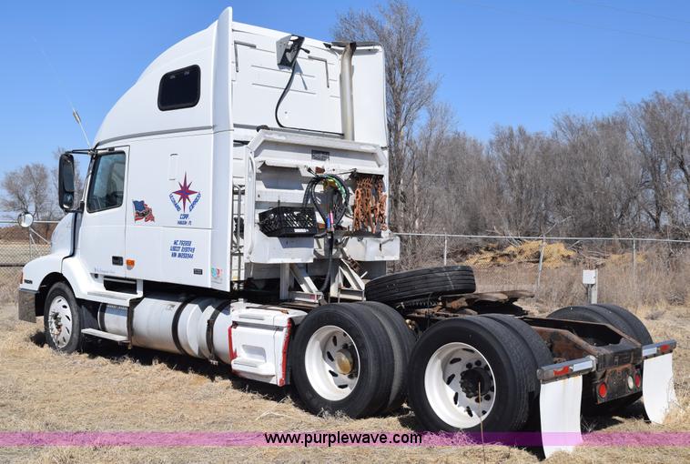 image for item E6279 2001 Volvo VNL semi truck