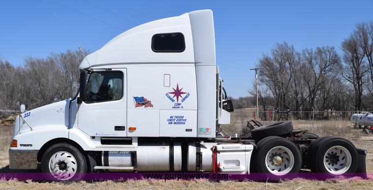 image for item E6279 2001 Volvo VNL semi truck