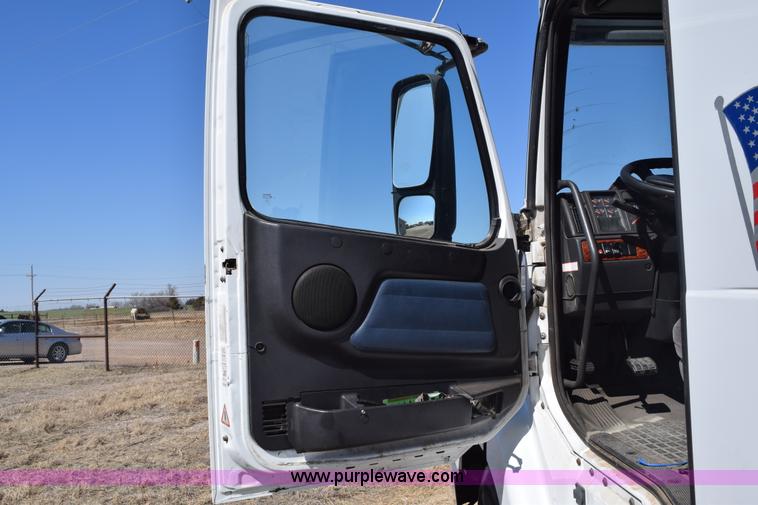 image for item E6279 2001 Volvo VNL semi truck