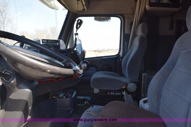 image for item E6279 2001 Volvo VNL semi truck