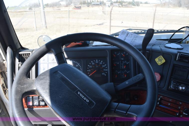 image for item E6279 2001 Volvo VNL semi truck