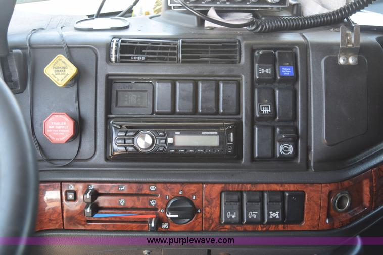 image for item E6279 2001 Volvo VNL semi truck