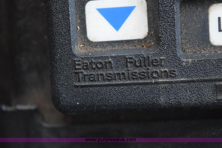 image for item E6279 2001 Volvo VNL semi truck