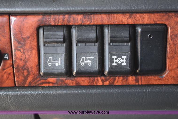 image for item E6279 2001 Volvo VNL semi truck