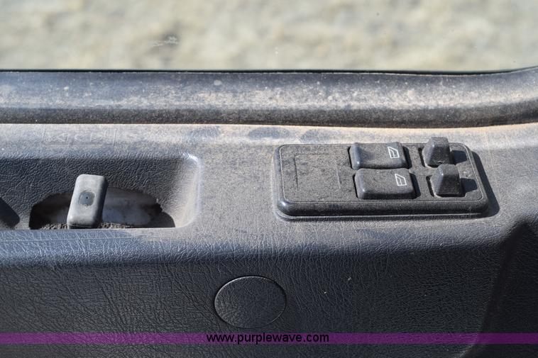 image for item E6279 2001 Volvo VNL semi truck