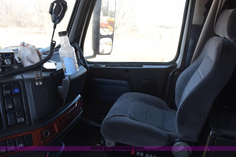 image for item E6279 2001 Volvo VNL semi truck