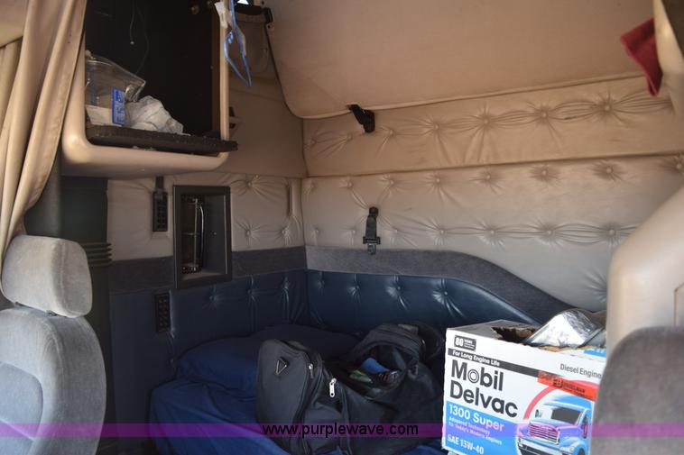 image for item E6279 2001 Volvo VNL semi truck