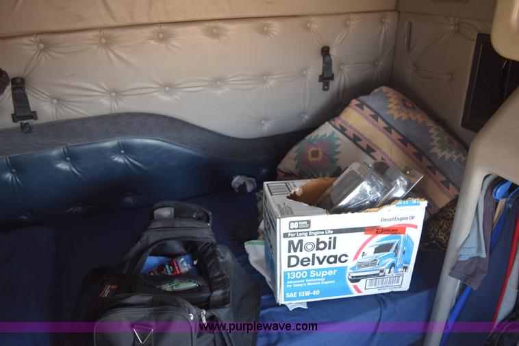 image for item E6279 2001 Volvo VNL semi truck