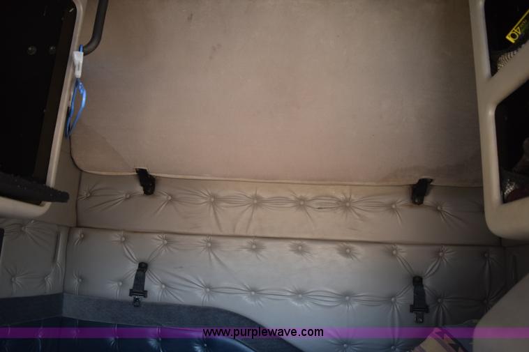 image for item E6279 2001 Volvo VNL semi truck