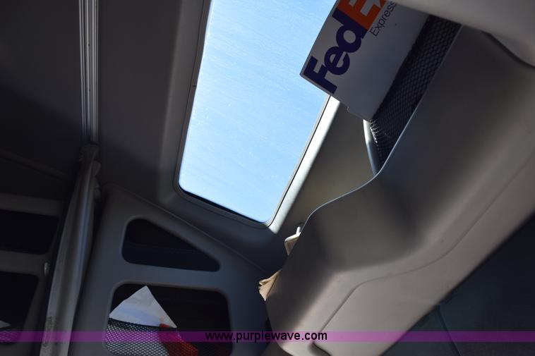 image for item E6279 2001 Volvo VNL semi truck