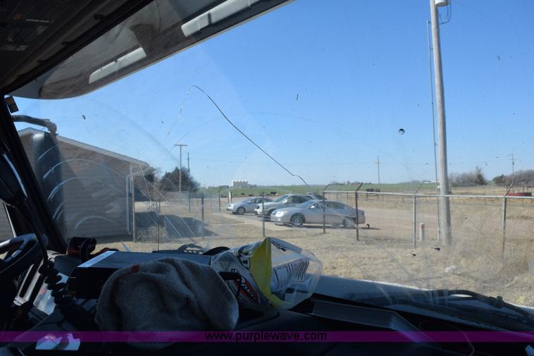 image for item E6279 2001 Volvo VNL semi truck