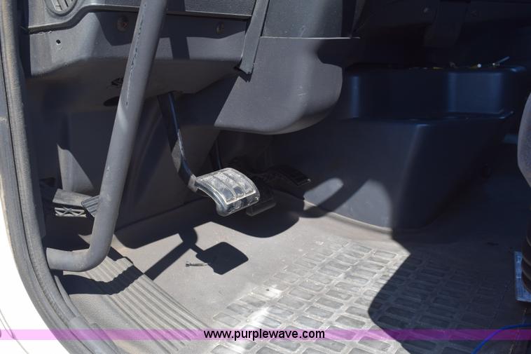 image for item E6279 2001 Volvo VNL semi truck