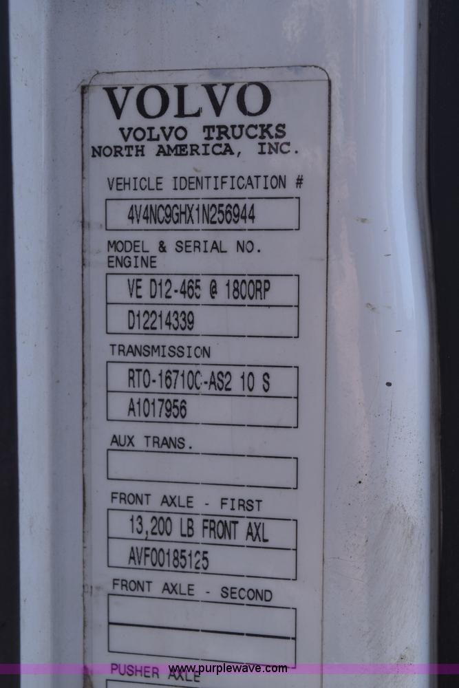 image for item E6279 2001 Volvo VNL semi truck