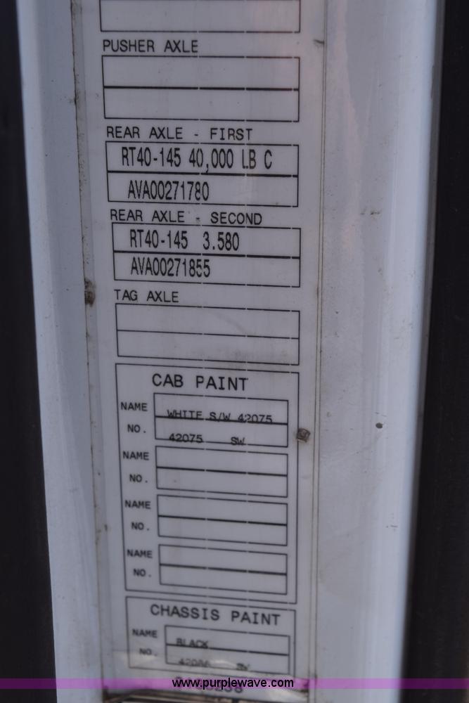 image for item E6279 2001 Volvo VNL semi truck