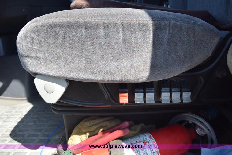 image for item E6279 2001 Volvo VNL semi truck