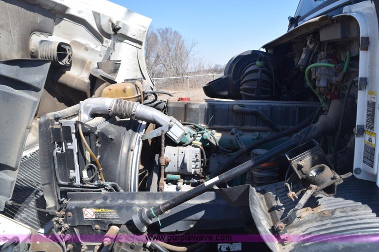 image for item E6279 2001 Volvo VNL semi truck