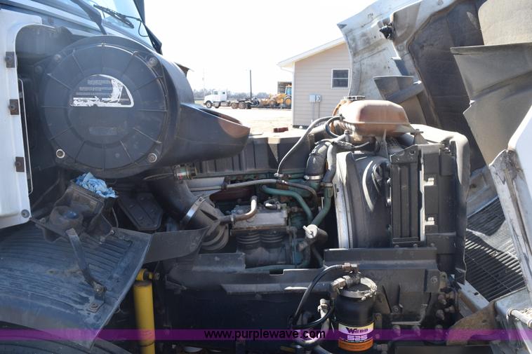 image for item E6279 2001 Volvo VNL semi truck