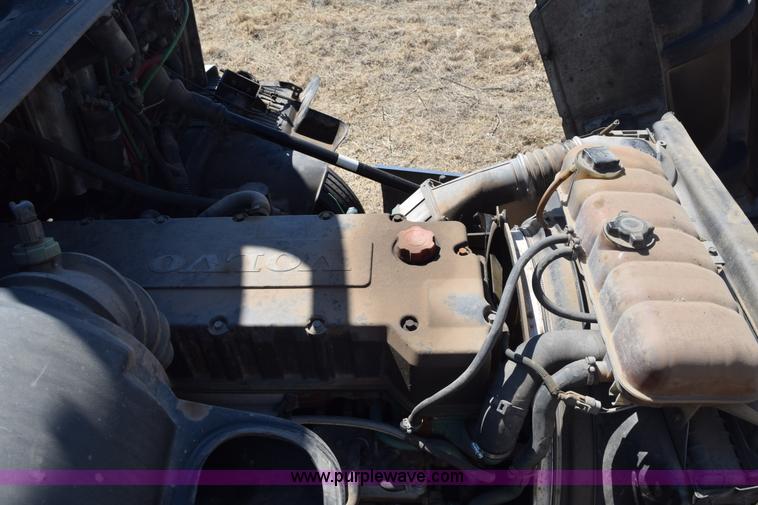 image for item E6279 2001 Volvo VNL semi truck