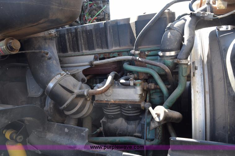 image for item E6279 2001 Volvo VNL semi truck