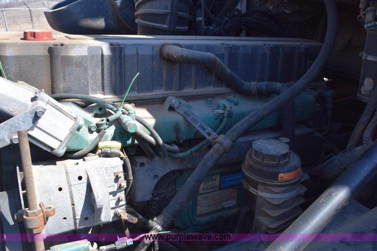 image for item E6279 2001 Volvo VNL semi truck