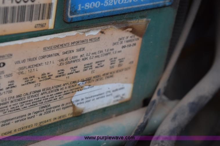 image for item E6279 2001 Volvo VNL semi truck