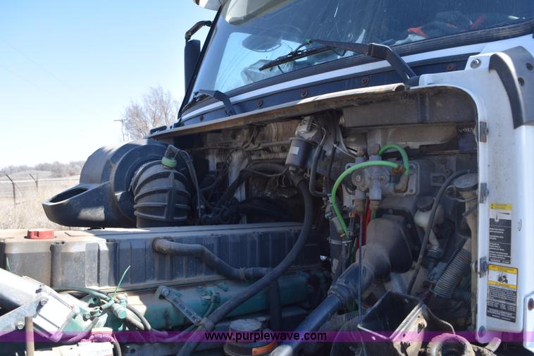 image for item E6279 2001 Volvo VNL semi truck