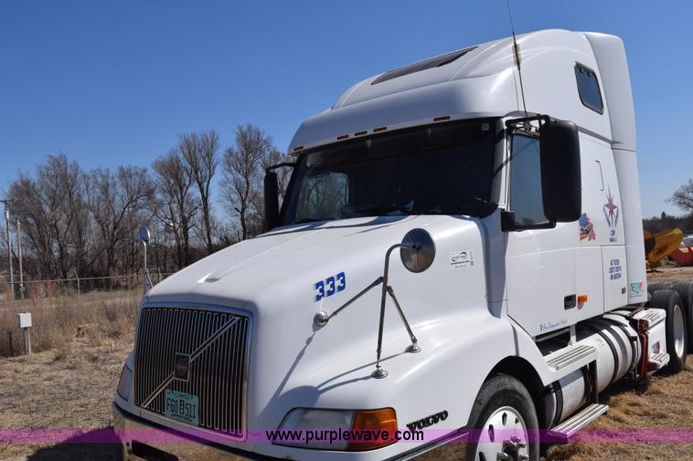 image for item E6279 2001 Volvo VNL semi truck