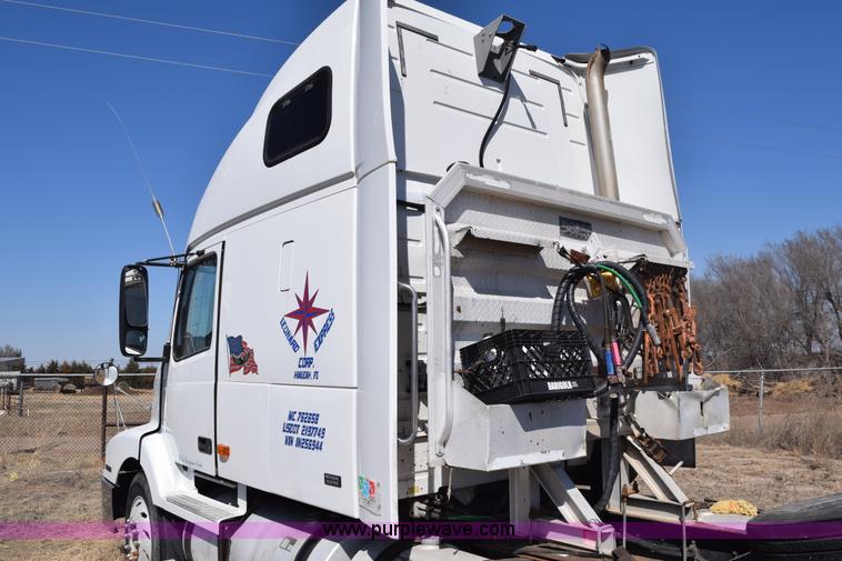 image for item E6279 2001 Volvo VNL semi truck