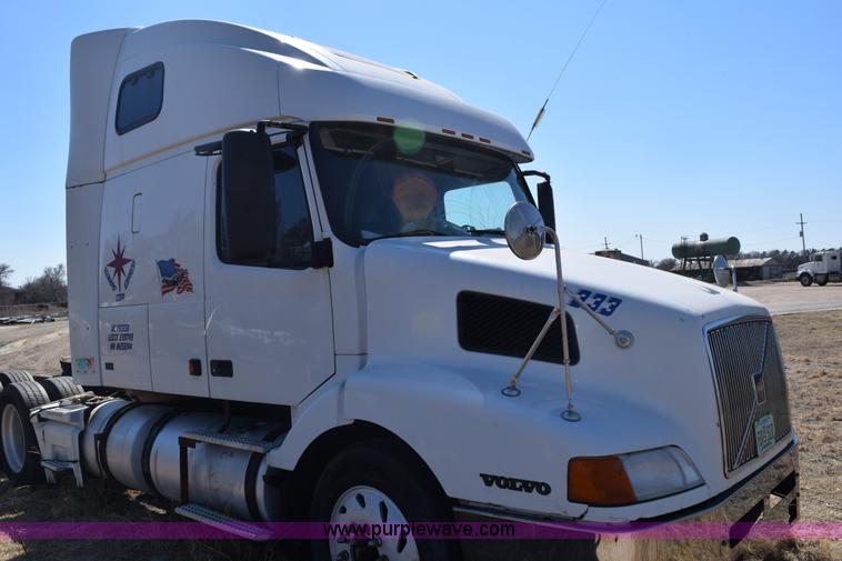image for item E6279 2001 Volvo VNL semi truck