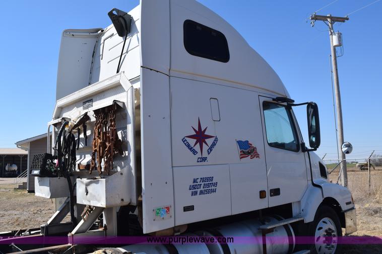 image for item E6279 2001 Volvo VNL semi truck
