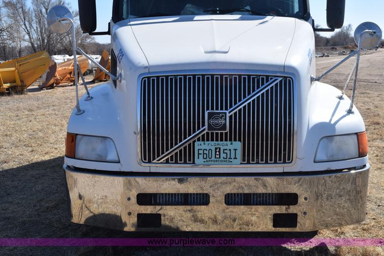 image for item E6279 2001 Volvo VNL semi truck
